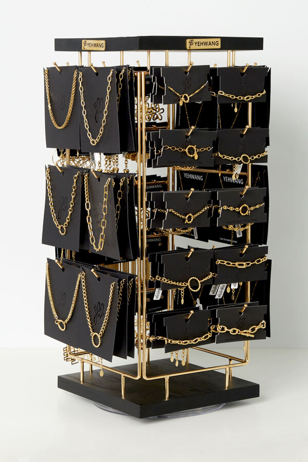 Display gefüllt mit Halsketten, Armbändern und Ohrringen